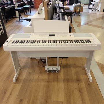 TASTIERA YAMAHA DGX670 + MOBILE + PEDALI USATA
